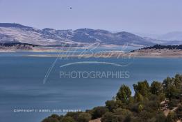 Image du Maroc Professionnelle de  Le barrage Oued El Makhazine, conçu pour le développement et  l'irrigation du périmètre du Loukkos. Ainsi les champs situés dans le triangle Ksar El Kébir, Larache, Moulay Bouselham profitent de cette infrastructure. Cette importante réalisation située sur El Oued Loukkos sert à la régularisation inter annuelle des débits tout en formant une protection contre les crues, au Jeudi 1er Septembre 2005 à cette datte le barrage dispose 309 Million de M3. (Photo / Abdeljalil Bounhar) 